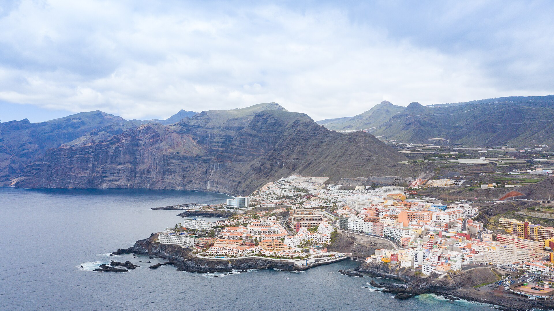Costa de Los Gigantes y Puerto de Santiago en Tenerife